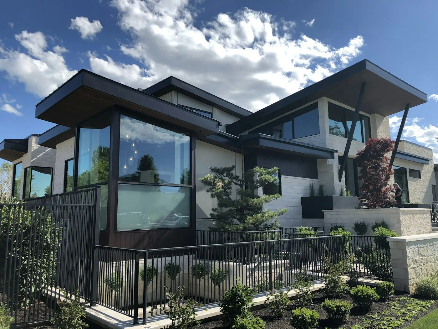 Arkitekttegnet hus med store glaspartier